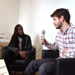 Una de les alumnes entrevista Oriol Vidal, infògraf i dissenyador gràfic de Junior Report. (Laia Ros)