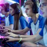 Algunes dones comencen a obrir-se camí en el món ‘gamer’, però habitualment la seva presència és minoritària (Gorodenkoff / Getty)