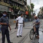 Diverses persones porten mascaretes a l’Índia. / (RUPAK DE CHOWDHURI / Reuters)