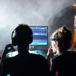 La ESTAE ofereix un títol propi per formar-se com a tècnic de l’espectacle en les especialitats de so, il·luminació o maquinària escènica (Institut del Teatre).