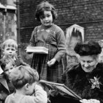 La educadora Maria Montessori amb els seus alumnes de l’escola Smithfield, a Londres al 1951. (Popperfoto / Getty)
