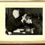 L’acadèmic Dámaso Alonso posa la medalla d’acadèmic de la Llengua a Miguel Delibes. (© Àlbum fotogràfic. Foto Cacho)