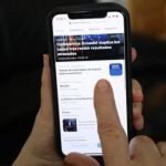 Una persona busca informació sobre la Covid-19 a Twitter. (EP).