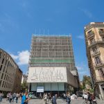 Façana en procés de rehabilitació del Col·legi d’Arquitectes de Catalunya (COAC), amb seu a Barcelona.