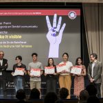 El director de Junior Report, Francesc Castanyer, i el degà de Blanquerna FCRI, Josep Lluís Micó, han entregat el primer premi de Comunicació a l’Escola Vedruna Vall de Terrassa. (Pere Virigli).