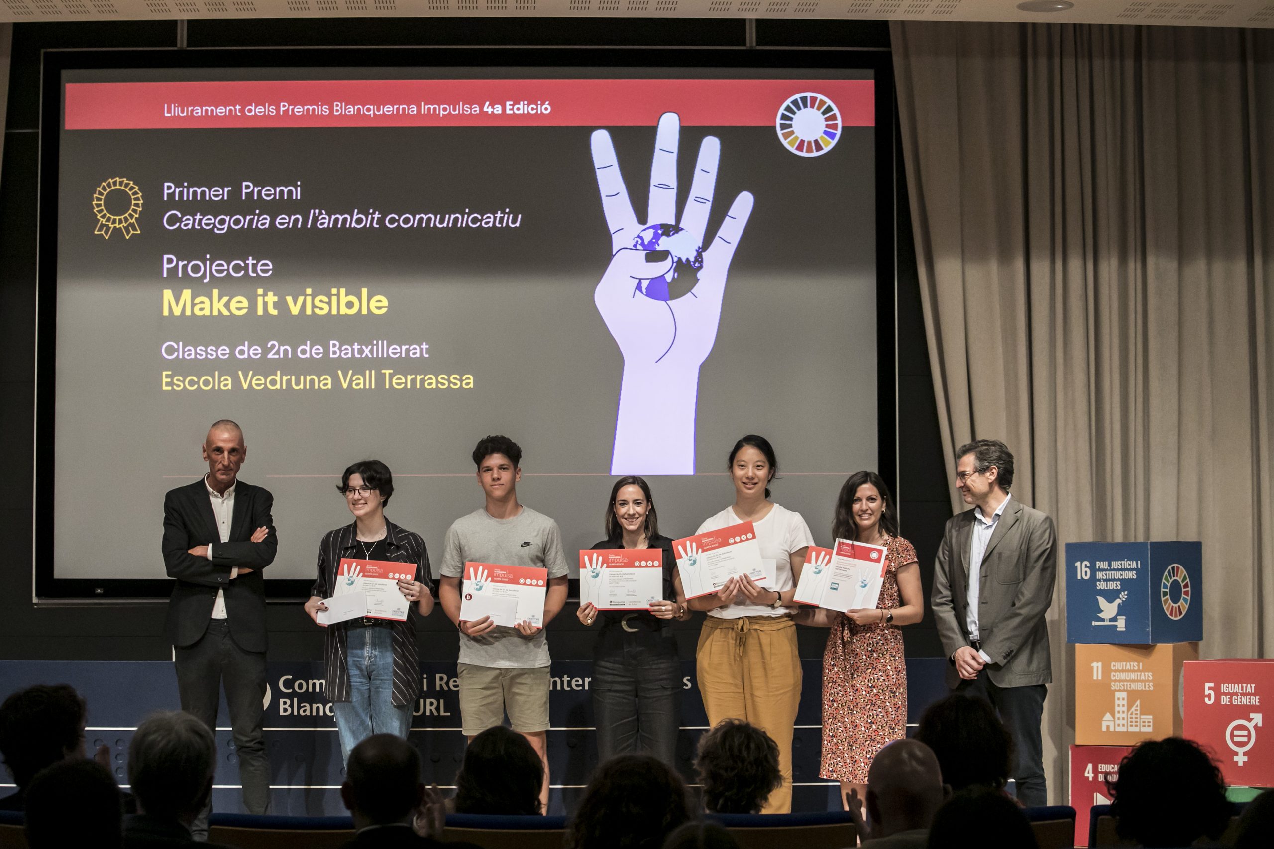 El director de Junior Report, Francesc Castanyer, i el degà de Blanquerna FCRI, Josep Lluís Micó, han entregat el primer premi de Comunicació a l’Escola Vedruna Vall de Terrassa. (Pere Virigli).