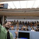 Al final de l’entrevista, todo el equipo de redactores, docentes y periodistas de Junior Report aprovecharon para hacerse un ‘selfie’. (Ayuntamiento de Barcelona).