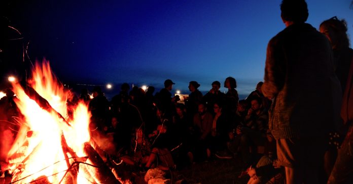 La noche del 23 al 24 de junio se celebra la verbena de San Juan con hogueras, comida y fiestas (Henry Perks/ Unsplash)