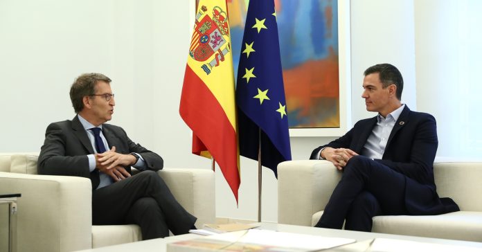 Ni el PP ni el PSOE han conseguido los votos necesarios para formar gobierno. En la foto, los líderes de ambos partidos, Alberto Núñez Feijóo y Pedro Sánchez, en una reunión en noviembre pasado. (La Moncloa/Flickr)