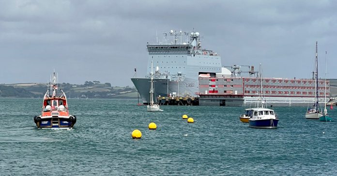 La barcaza Bibby Stockholm a su llegada al puerto de la isla de Portland, al sur de Inglaterra (Tim Green/Flickr)