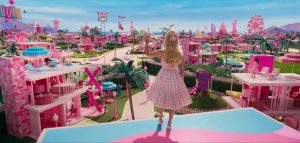 La actriz Margot Robbie interpreta a la muñeca Barbie en la película de acción real dirigida por Greta Gerwig (Warner Bros)