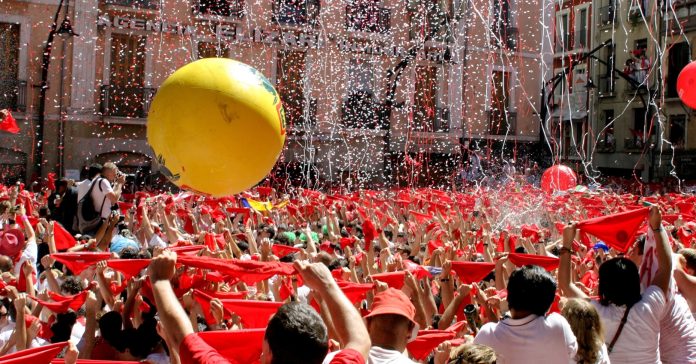 El tradicional chupinazo da inicio a las fiestas de San Fermín en Pamplona (www.viajar24h.com/ WikiCommons)