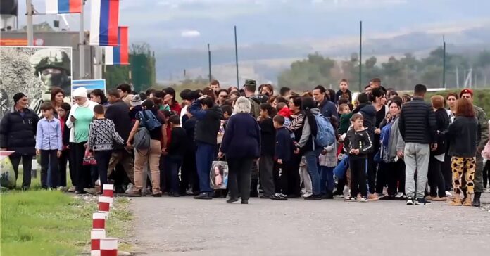 Armenios étnicos de Nagorno-Karabaj evacuados de su casa (Ministerio de Defensa de la Federación Rusa/Wikicommons)