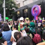 La-marea-verde-defiende-la-despenalizacion-y-legalizacion-del-aborto-en-America-Latina.-En-la-foto-una-marcha-por-el-Dia-Internacional-por-el-derecho-al-aborto-en-Ciudad-de-1-1-696×364