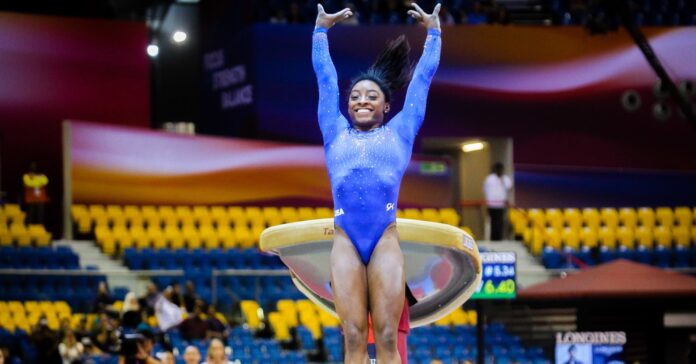 Simone Biles durante la ejecución de un ejercicio en el Mundial de 2018 (Ministério do Esporte / Flickr)