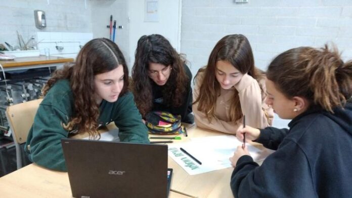 Alumnos de secundaria participando en un taller de periodismo impartido por Junior Report