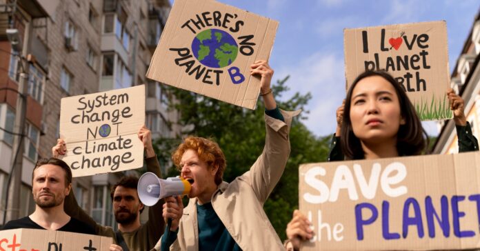 Personas en manifestación contra el cambio climático. A través de las redes sociales se difunden noticias falsas al respecto (Freepik)