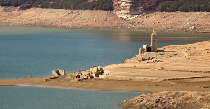 El embalse de Sau llegó a estar al 13 por ciento hace unos meses. La situación no mejora por falta de lluvia (Amadalvarez/ Flickr)