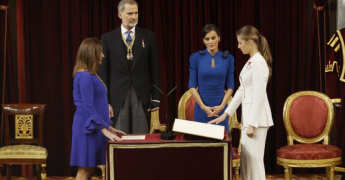 La princesa de Asturias jura la Constitución española ante las Cortes Generales, en presencia de sus majestades los reyes y de la presidenta del Congreso de los Diputados (Casa de S.M. el Rey)