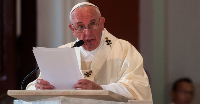 El Papa Francisco oficiando una misa (Calixto N. Llanes /Flickr)